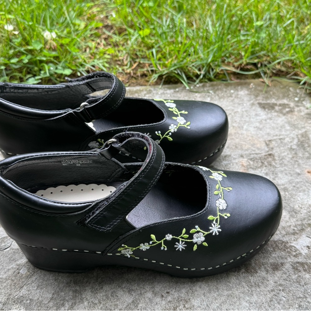 Hanna Andersson Black Leather Floral design Clogs Women’s Size 38 - Picture 4 of 12